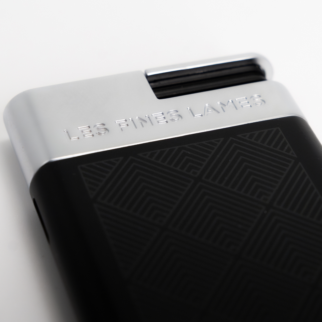 Packshot SVELT - Black Leaves  - close up .webp