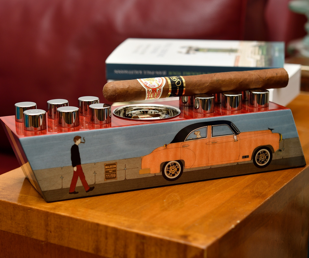 ELIE BLEU - CARROS AMERICANOS "ORANGE HEAD-TO-HEAD ASHTRAY"